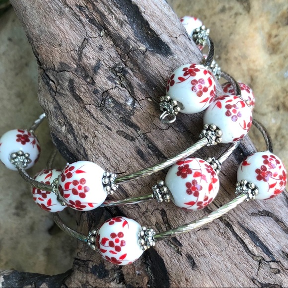 ❤️Bracelet - 12mm Porcelain Beads & Red Flowers❤️ - Picture 3 of 3
